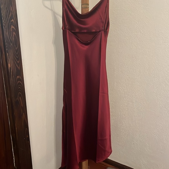 Petal & Pup wine midi dress 🍷 - Picture 4 of 5